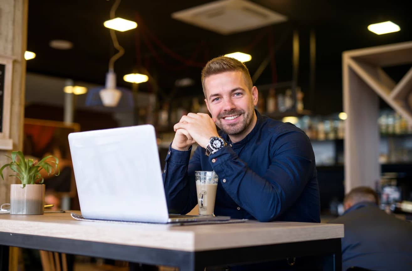 Gráfico mostrando a conectividade em nuvem entre vários dispositivos.