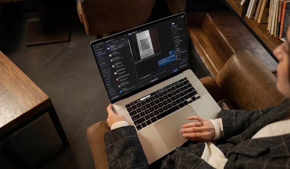 Colaboradores trocando mensagens internas no sistema.